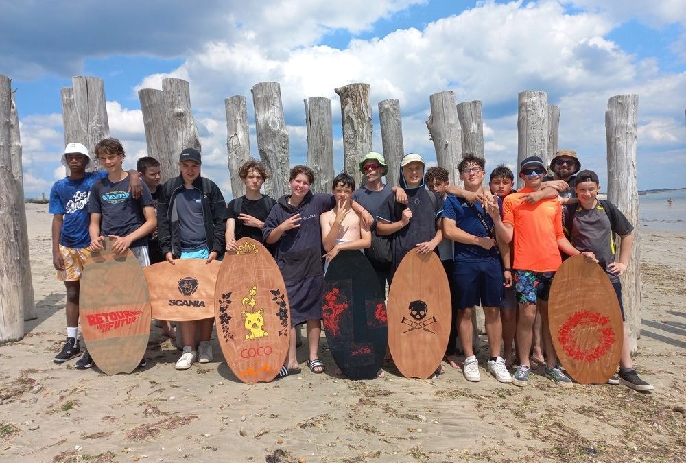 Mise à l’eau des skimboards réalisés par la classe des 3èmes prépa-métiers